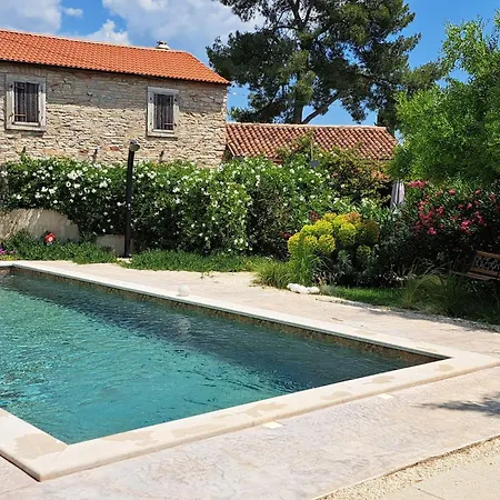 Eti Und Mia - 13 Personen- Piscine By Interhome * Pula