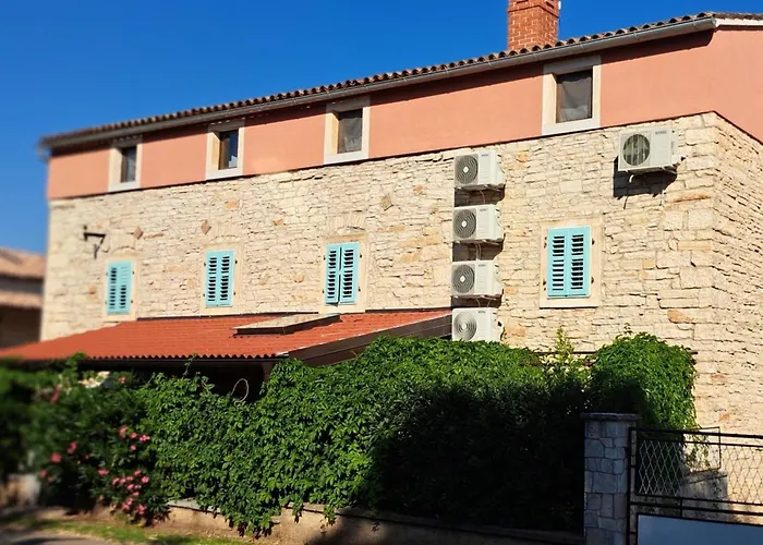 Eti Und Mia - 13 Personen- Piscine By Interhome * Pula