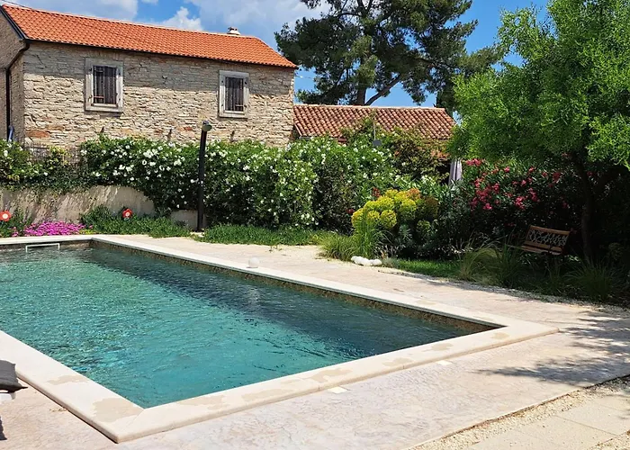 Eti Und Mia - 13 Personen- Piscine By Interhome * Pula